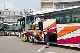 車椅子ご利用のまま安全に乗り降りしていただけます。